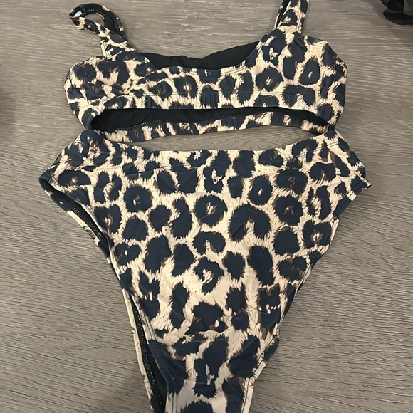 Bikini - Picture 2 of 2